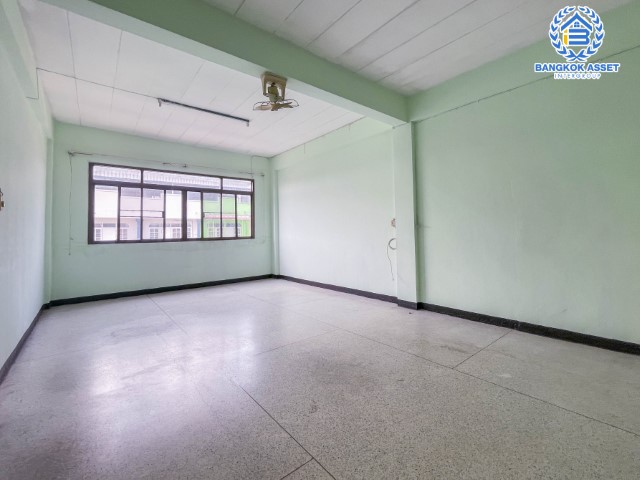 *****อาคารพาณิชย์มือสองย่านกรุงเทพฯ อาคารพาณิชย์ ประชาอุทิศ81 เนื้อที่กว้างขวางเกือบ 23 ตร.ว. มาพร้อมฟังก์ชัน 6 ห้องนอน 5 ห้องน้ำ ที่จอดรถ 1 คัน แถมฟรี! เครื่องปรับอากาศ 2 เครื่อง พื้นที่ใช้สอยเยอะ ตั้งอยู่บนทำเลเดินทางสะดวก เชื่อมต่อถนนประชาอุทิศ, ถนนสุขสวัสดิ์, ถนนราษฎบูรณะ